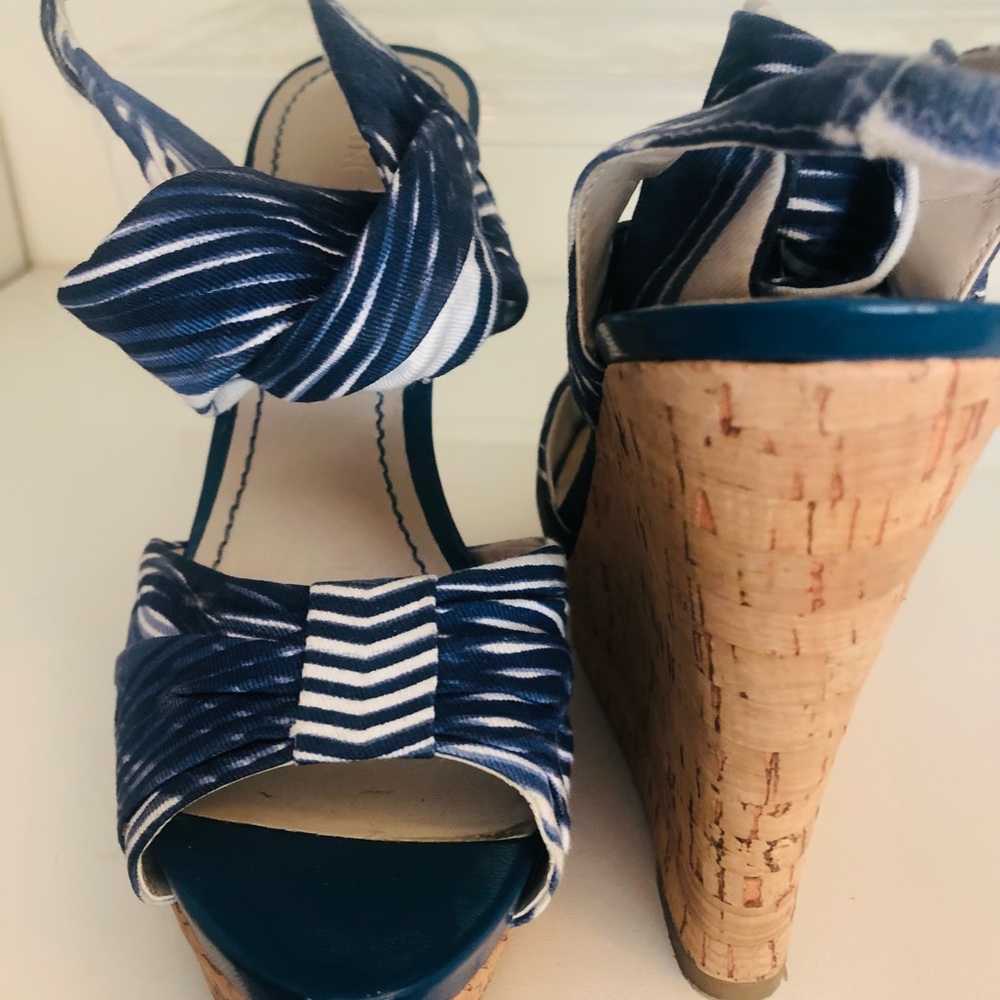 Nine West Platform Sandal with blue and white cloth design. Size 6.5 - Picture 7 of 12